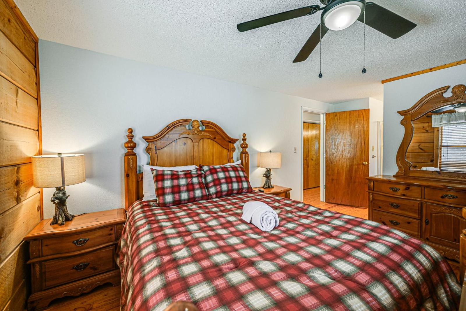 Bryson City Cabin with Private Hot Tub and Pool Table! Main image 1