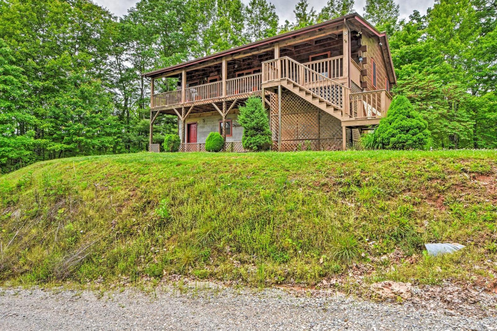 Bryson City Cabin with Private Hot Tub and Pool Table! Main image 2